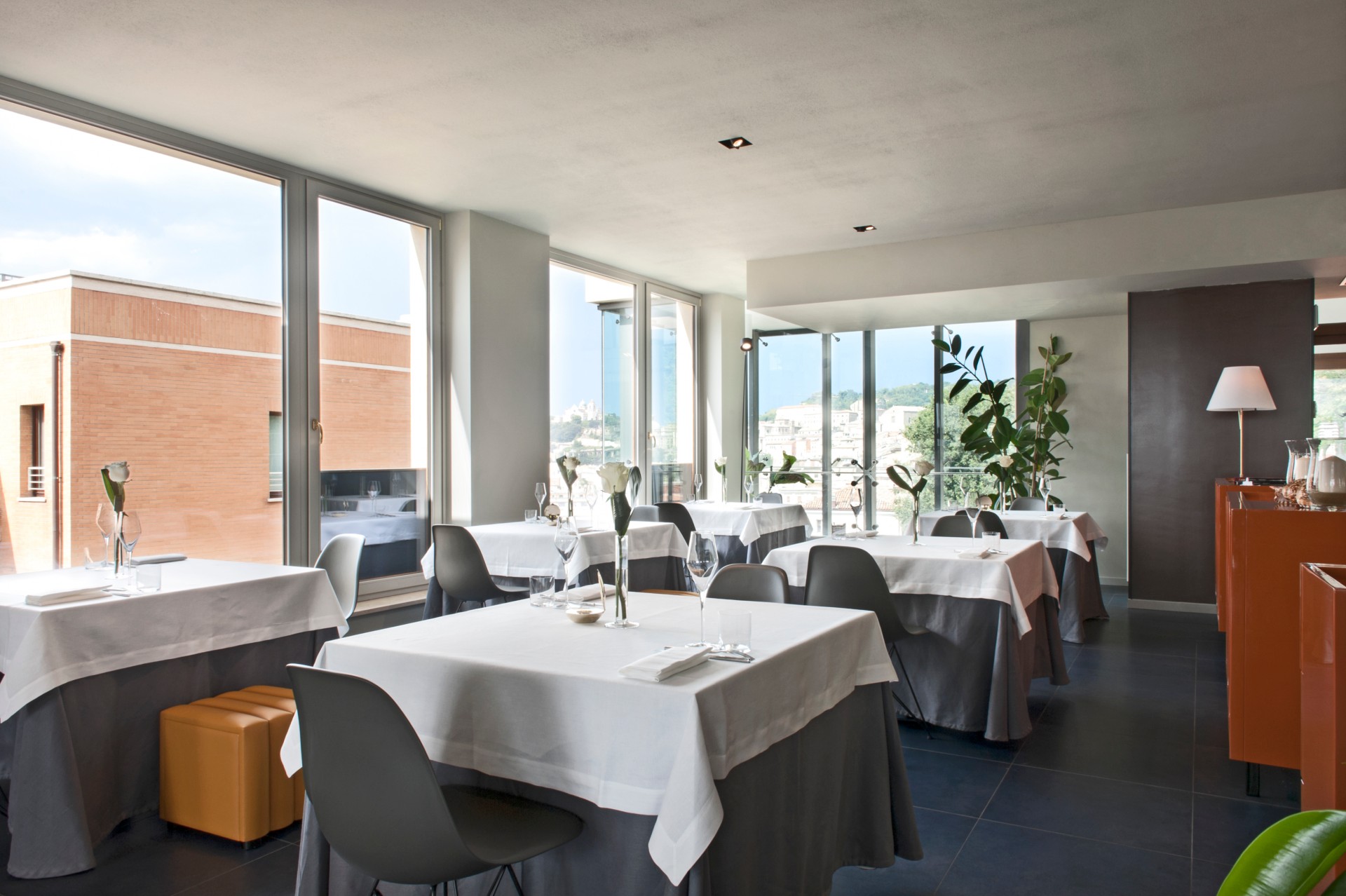 Sala del Ginevra Restaurant, ristorante Gourmet sul Porto di Ancona e a due passi dal Centro